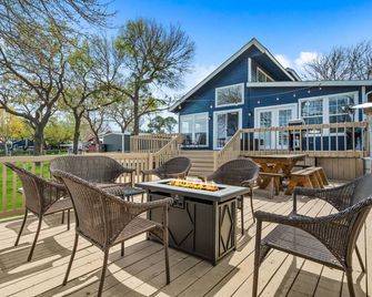Lake House with Hot Tub + Games - Azle - Patio