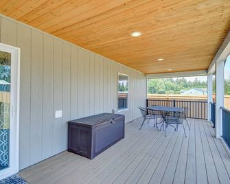 Westport Vacation Rental w/ Private Hot Tub! - Westport - Balcony