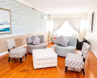 Enjoy Guest House - East London - Obývací pokoj