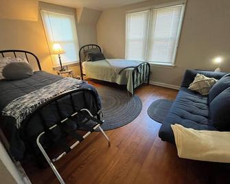 The Corner Cottage @ Chestnut - Orrville + minutes to Amish Country - Orrville - Bedroom