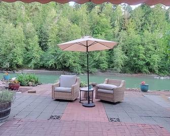 Amazing Beach & Waterfront in 2-bedroom Cottage on Toutle River Castle Rock Wa - Castle Rock - Patio