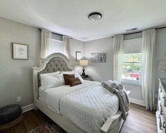 Beautiful Pet Friendly Home in Central Spartanburg Sleeps 6 - Spartanburg - Bedroom