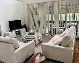 Elegant 3-Bedroom Condo in Lewes with Pond Views - Lewes - Living room