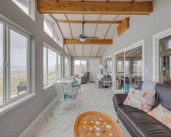 A Beautiful Ocean Front 3 Bedroom House - Rockaway Beach - Living room