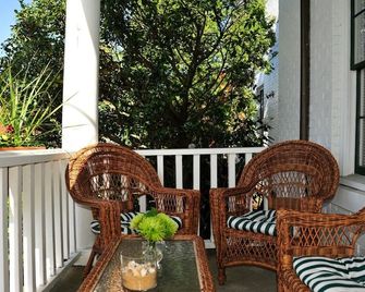 Jailhouse Inn - Newport - Balcony