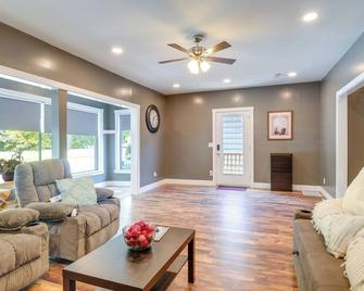 Bright New Albany Home 12 Mi to Churchill Downs! - New Albany - Living room
