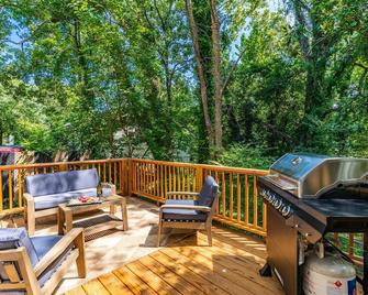 Charming 5bd - BBQ - Deck- 4mins Duke University - Durham - Balcony
