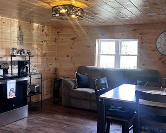 Charming 2-bedroom cabin minutes from Sacandaga Lake and Saratoga Springs - Amsterdam - Dining room
