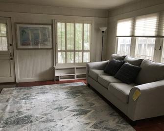 Charming Twin Lakes Beach Cottage - Santa Cruz - Wohnzimmer