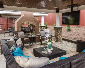 Luxe Large Home with Movie Room, Hot Tub, Garage - ناشفيل (تينيسي) - شرفة مرصوفة