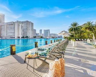 Upper studio Balcony Pool Gym - Near Beach - Hallandale Beach - Pool