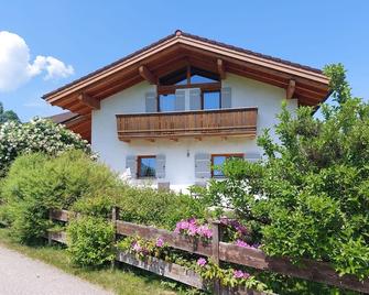 Apartment 40 sqm, living/bedroom, separate kitchen, terrace - Piding - Gebäude