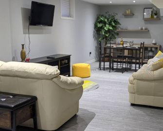 Reddore - 2 Bedroom Cozy Basement Suite - Pickering - Sala de estar
