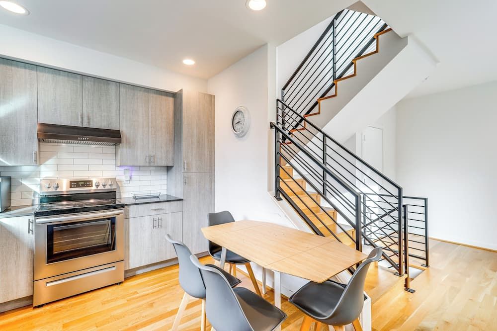 Walk to UW: Townhome w/ Rooftop Patio! - Seattle - Køkken