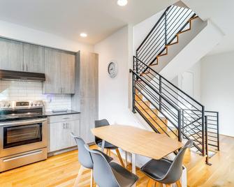 Walk to UW: Townhome w/ Rooftop Patio! - Seattle - Cozinha