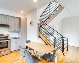 Walk to UW: Townhome w/ Rooftop Patio! - Seattle - Køkken