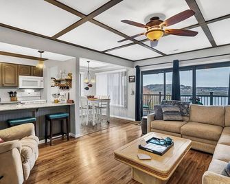 Amazing Table Rock Lake Views, Next to Silver Dollar City with Tickets, Lake Condo! - Branson - Living room