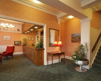 Saxonville Hotel - Whitby - Front desk