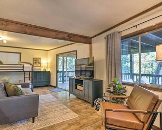 Near Trails: Cabin w/ 2-Level Deck in Twain Harte - Twain Harte - Living room