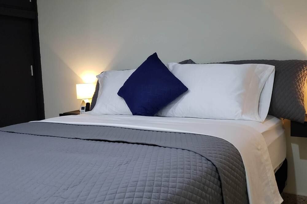 Green Life, Room #3 with private bathroom - San Salvador - Bedroom
