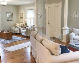 Luxurious Village Town House close to Inns, Spa - Aurora - Sala de estar