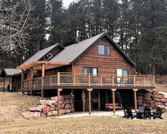 Pinetree Cabin - 4 king beds, stunning views - Custer - Building