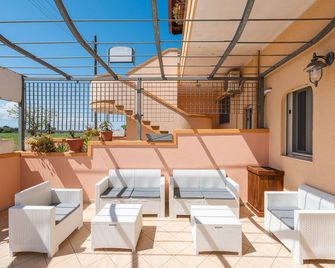 Apartment 'Angeli Nel Salento - Casa Vacanza 1' with Shared Terrace, Wi-Fi and Air Conditioning - Cocumola - Balcón