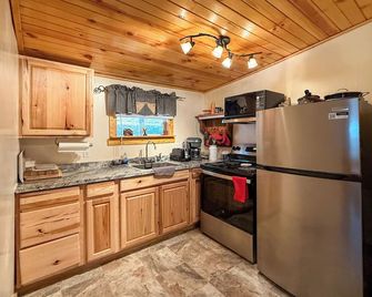 Couple's Cabin in Somerset - Somerset - Kitchen