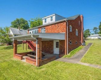 Spacious 4-bedroom house 0.1 mile from Weirton Medical with Patio and gym - Weirton - Budova