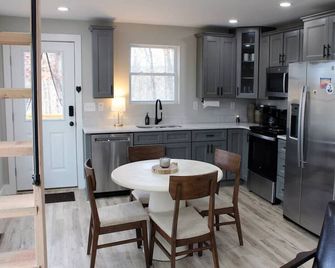 Blue Rock Escape by Buffalo Mtn Getaway - Floyd - Kitchen
