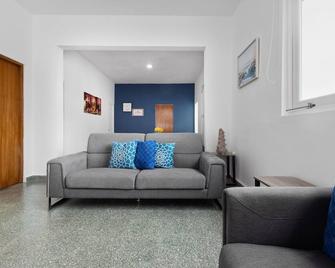 Beach House With Nice Pool Free Parking - San Juan - Sala de estar
