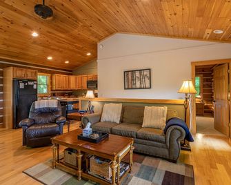 1 Relaxing Place - Quaint cottage, great mountain view, hot tub, and fire pit! Private! - Todd - Sala de estar