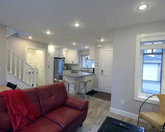 2 Bedroom 1.5 Bath Private Laneway Cottage In Kitsilano - Arbutus, Vancouver - Vancouver - Sala de estar