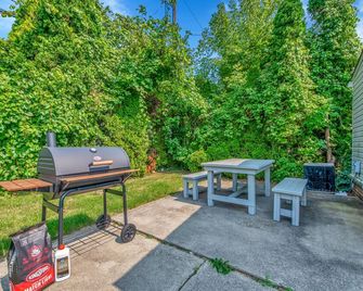 Enclosed Patio Gas Fireplace Ev Charger Bbq 4bed 2bath- Entire House Royal Oak - Madison Heights - Patio