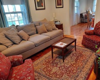 Charming Cottage on a City Farm! - Lexington - Living room