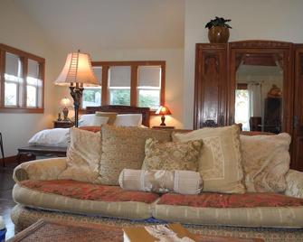 Pt Reyes Cottage Retreat At The Bay - Point Reyes Station - Living room