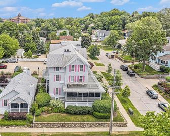 Harbor House Inn - Grand Haven