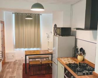 Bramble Cottage by StayStaycations - Ferndale - Kitchen