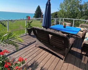 Waterfront Cottage W/Hot tub Lake Huron private sand beach 2-16 people and pets - Goderich - Balcony