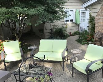 1810 Emerson House Bed & Breakfast - Adults Only - Beloit - Binnenhof