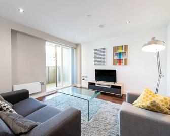 Modern City Living Apartments at The Assembly Manchester - Manchester - Living room