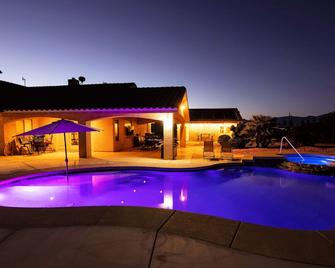 Villa De Florenza Custom Home With Pool And Jacuzzi On Fenced Acre - Pahrump - Басейн