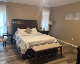 Large 4-bd 3 bath home + bonus room. Dogs are welcome w/fee. Sleeps 16+ - Abilene - Bedroom