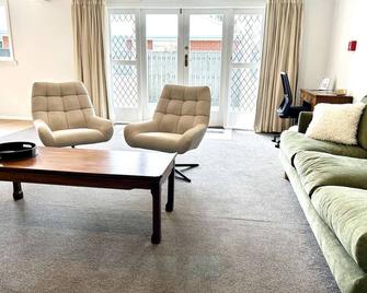 Tresco Apartments - Blenheim - Living room