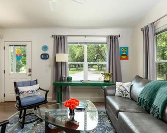 Bear Creek Cottage - Manchaca - Living room