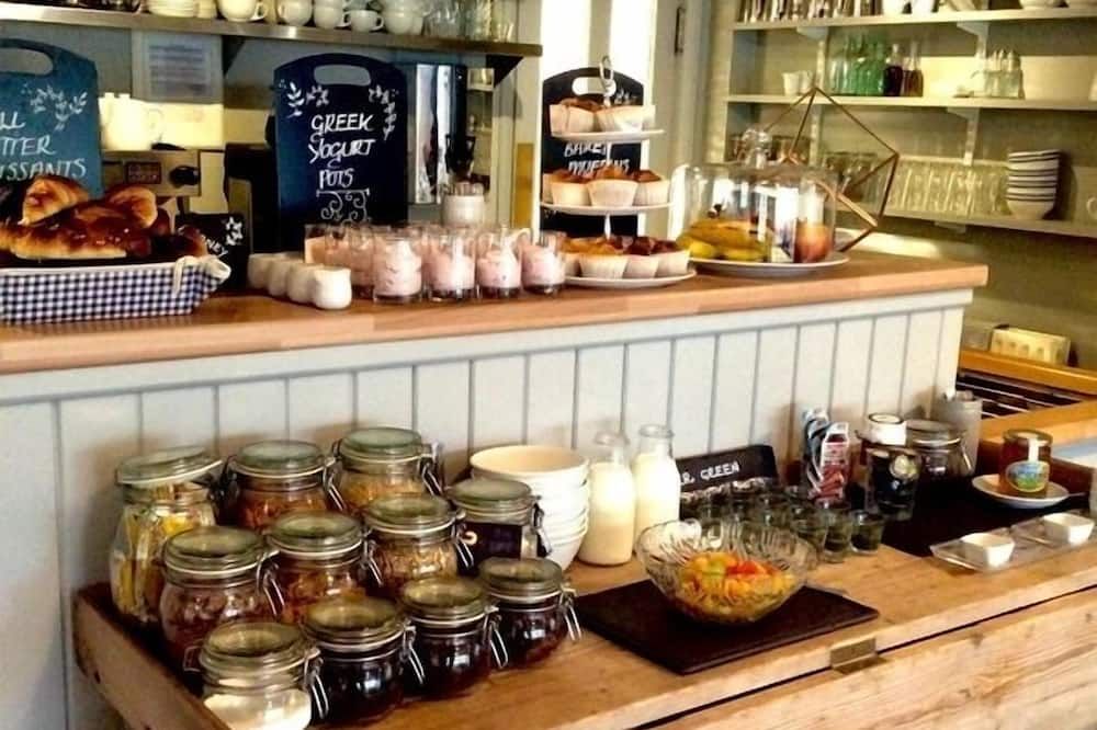 The Beach House - Chichester - Buffet