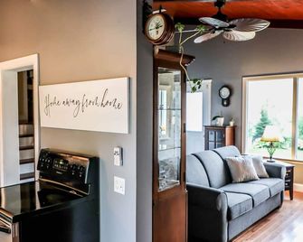 4-room house with plenty of character - Fredericton - Living room