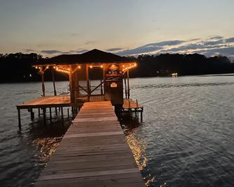 (Waterfront) Experience lake life and nature with city convenience - Scottsboro