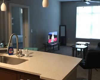 Nice and Comfy Apartment Close to the Airport - Riverdale