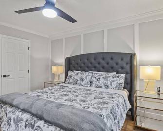 Fieldview Retreat, Sleeps 7! - Angier - Bedroom